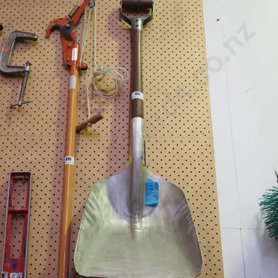 wide mouth shovel