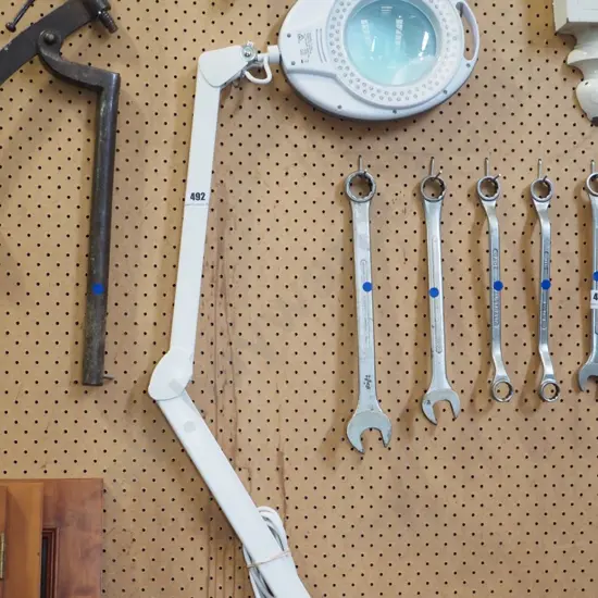 illuminated magnifying glass - missing base clamp