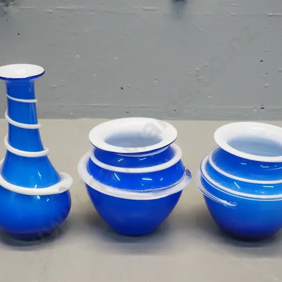 3 blue and white art glass swirl pattern vases - small pair and one larger H-170 D-80