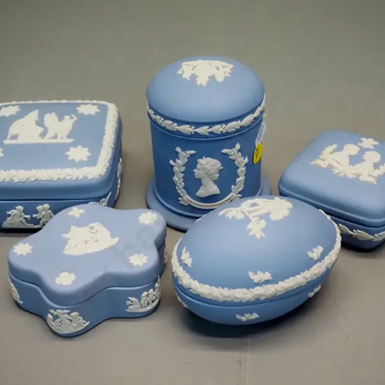 Wedgwood light blue jasperware - 4 trinkets and a lidded pot H-100 D-80