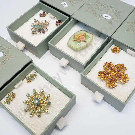 4 Loe & Morgan boxed brooches - 1 with matching earrings