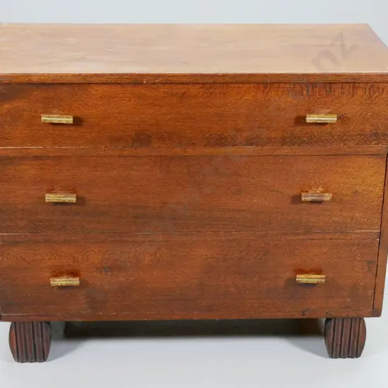 deco oak 3-drawer chest w/ grooved wooden handles and feet H-720 W-920 D-440