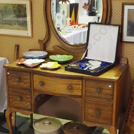 vintage walnut cab-leg kneehole 5-drawer dressing table w/mottled veneer drawer fronts, oval bevelled framed mirror