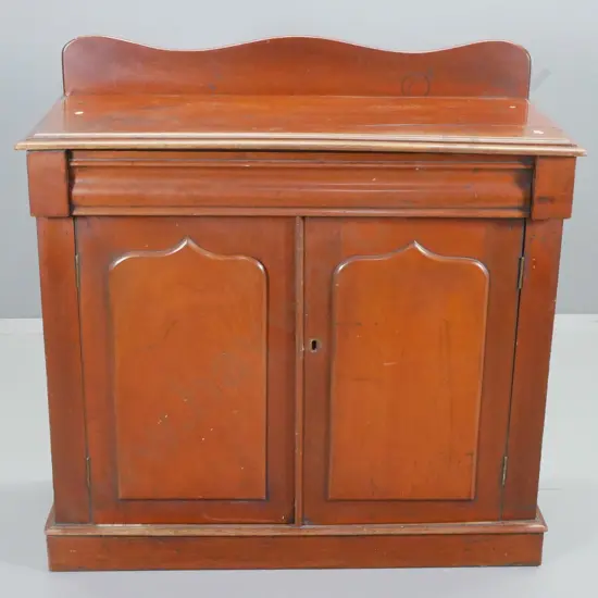 Victorian walnut chiffonier w/ 1 drawer, 2 doors, escutcheon & key - split in top, one door panel separating