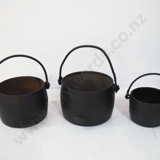 3 vintage handled pots, 2 larger 3 and 4 pint marked Kenrick. Some surface corrosion in middle sized.