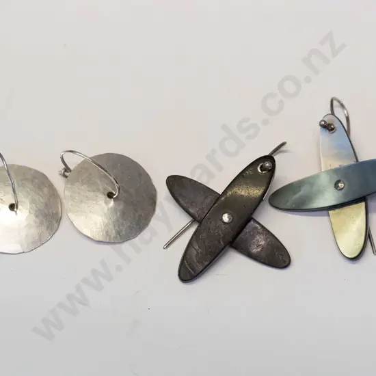 pair of Kobi Bosard earrings stamped 925 & pair unmarked earrings