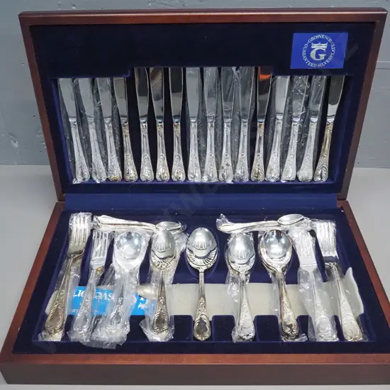 wood cased canteen of Grosvenor silver-plated cutlery - 8 place setting