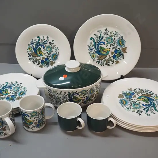Royal Doulton Everglades retro dinner and oven ware including lidded casserole, 6 each of 3 plate sizes, 2 mugs & 2 cups