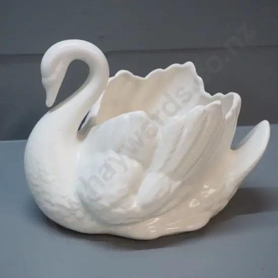 white swan vase - marked Made in England H-180 W-230