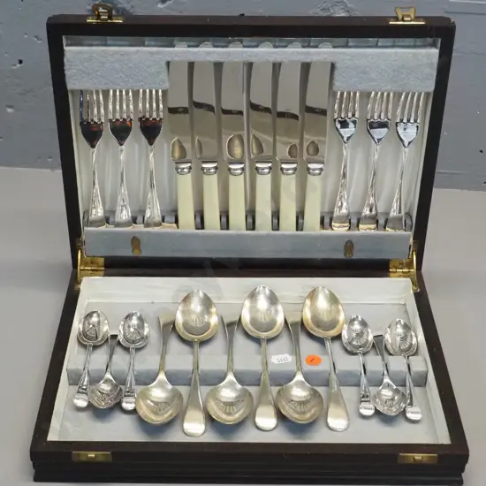 6 place sweet set with bone handled small knives in an oak canteen