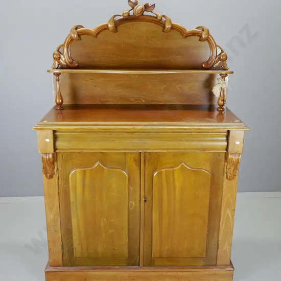 Victorian mahogany carved-back chiffonier with 1 drawer, 2 doors, w/ escutcheons & key, corbels H1520 W1050 D470