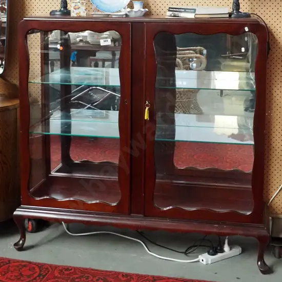 reproduction mahogany 2-door china cabinet with 2 adjustable glass shelves, lock & key H-1145 W-1140 D-350