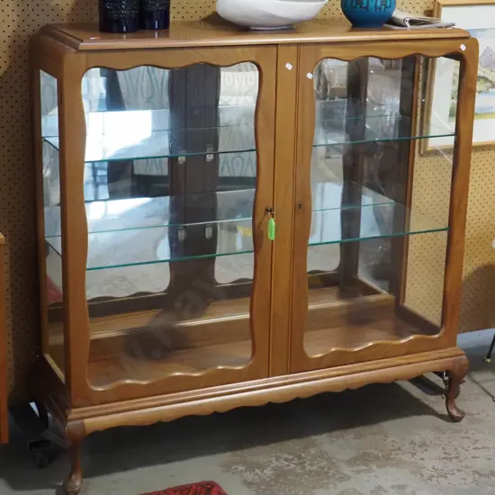 reproduction mahogany 2-door china cabinet with 2 adjustable glass shelves, lock & key H-1145 W-1140 D-350