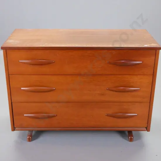 mid-century mahogany 3-drawer chest with shaped wooden handles, ski style legs - polish needs attention H670 W910 D420