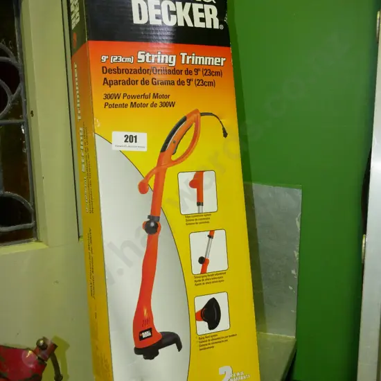 as-new boxed Black & Decker corded line trimmer