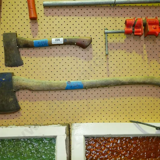 axe, hatchet - black dots