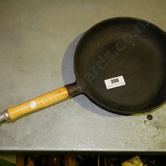 cast iron frying pan