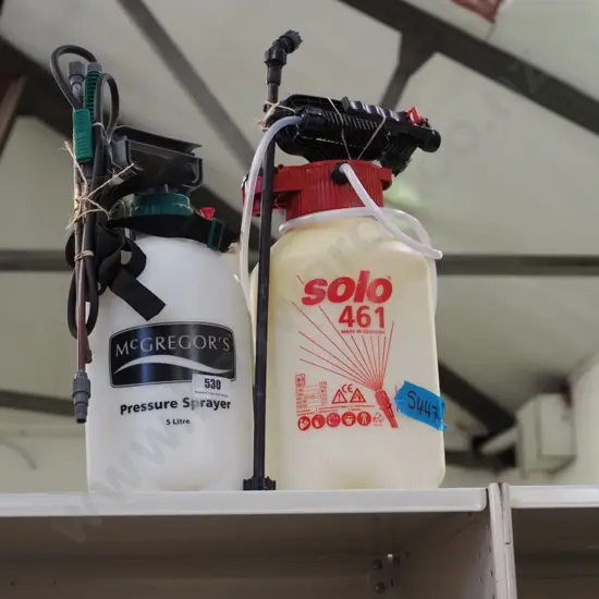 2x garden sprayers