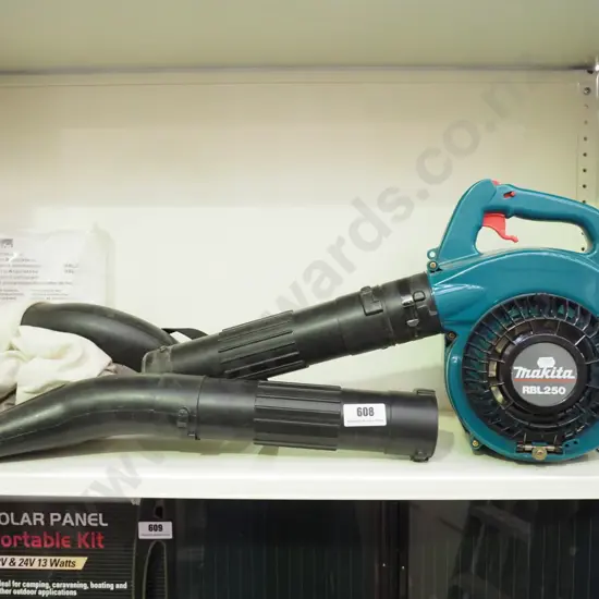 Makita 2 stroke leaf blower - excellent condition