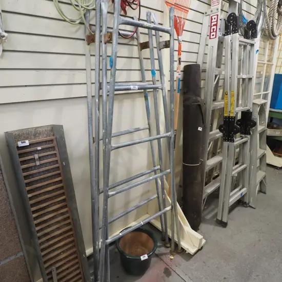 2x scaffolding frames