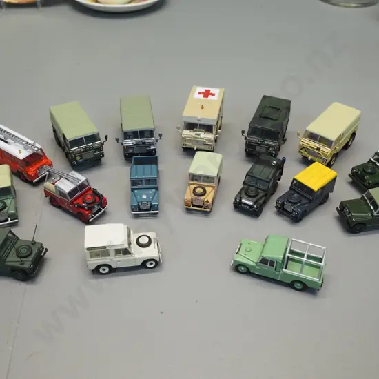 17 assorted Oxford small die-cast military vehicles, most are Land Rover models