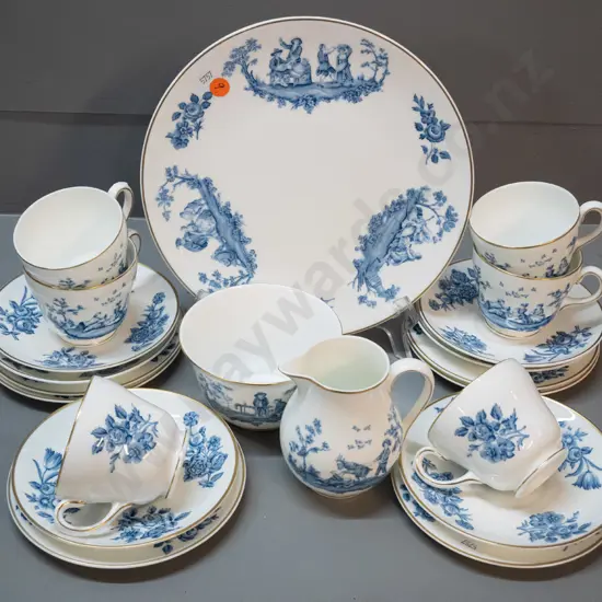 Wedgwood 'Louis' pattern 21-piece tea set - cake plate D-240