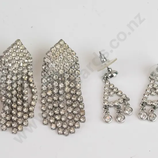 2 pairs costume earrings