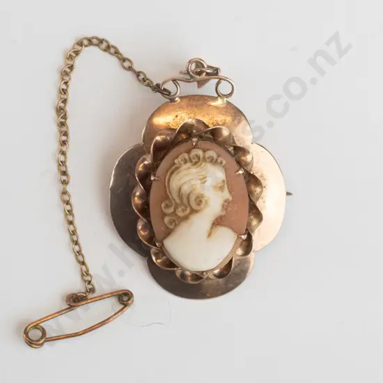 9ct gold 20x15 oval cameo brooch [6.2gms]