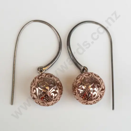 pair of earrings stamped Pastiche 925