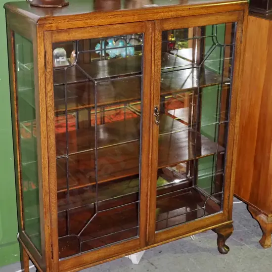 deco oak china cabinet with 2 leadlight doors, glazed sides, 2 timber shelves, mirrored back - non-original handle needs
