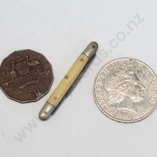 small pocket knife & 2 coins 'Queen Mother1900-2002 & Queen Elizabeth Auctralia 2001