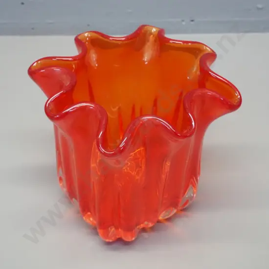 bright red ribbed & frilled art glass vase H-170 D-190