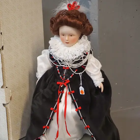 Franklin Heirloom Queen Elizabeth I doll with metal stand and original box H-500