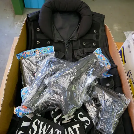 box of SWAT costume items - 4 vests, badges and guns