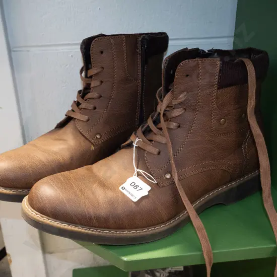 Pair of Brown Sopranos Boots (Size 10) 