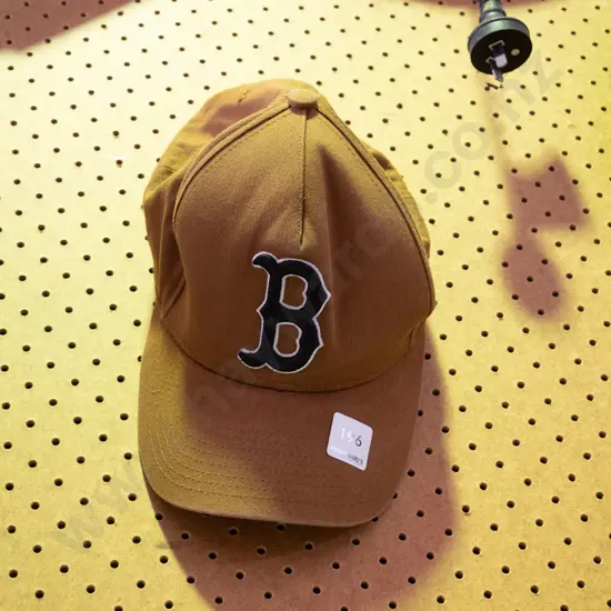 Brown baseball cap with a black B on the front 
