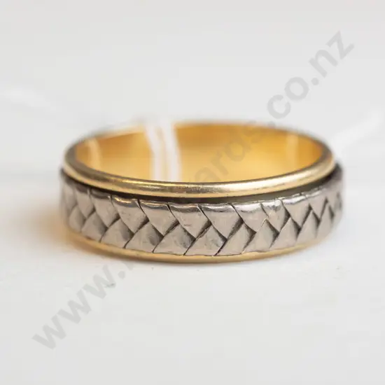 18ct ring with fish tail detailing 