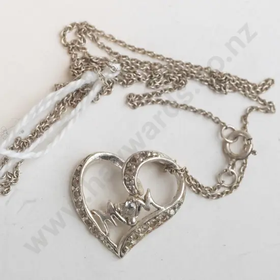 Silver heart shaped pendent with CZ stones saying mum