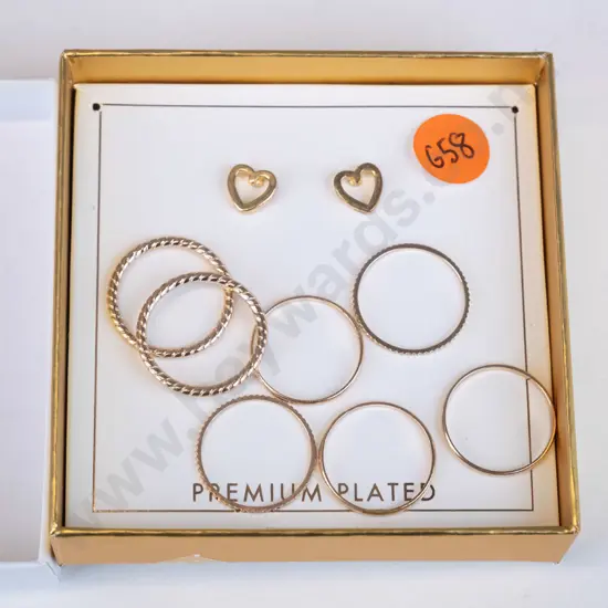 Lovisa Box with 7 golden rings, pair of earrings