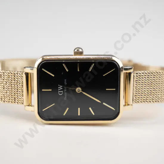 Ladies golden MD wrist watch