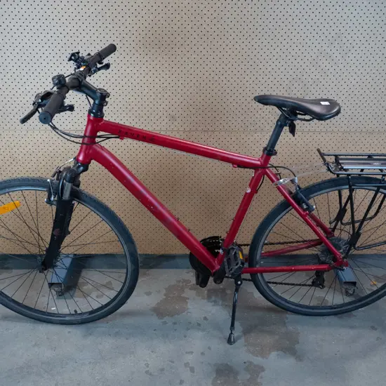 Red Raven Pedal MTB, blak handles and saddle has panier carrier on rear 