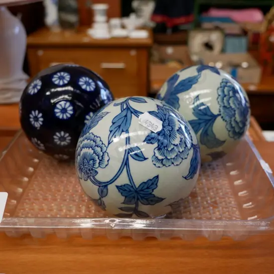 3 decorative ceramic balls