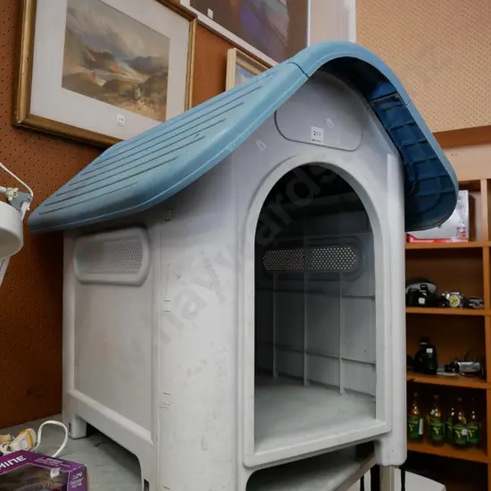 plastic kennel H- 670, W- 550, D- 750