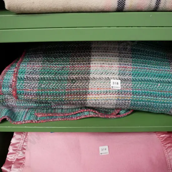 2 woollen blankets