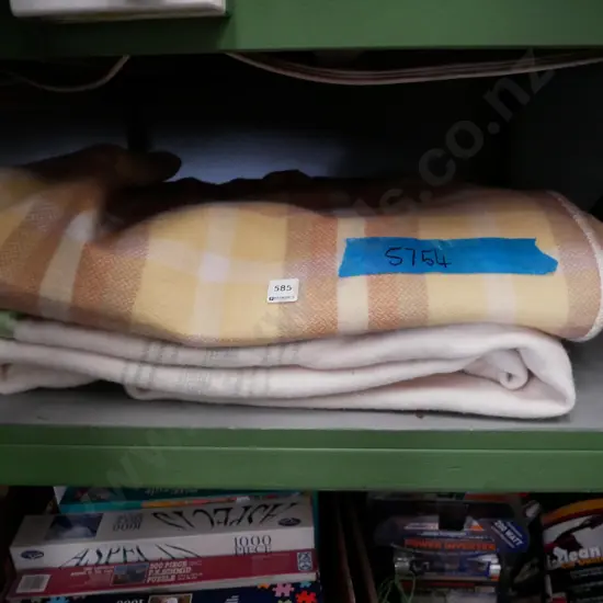 2 woollen blankets