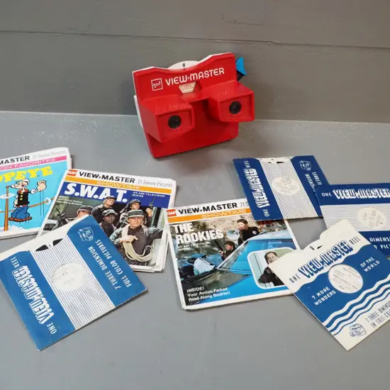 Viewmaster viewer with assorted reels