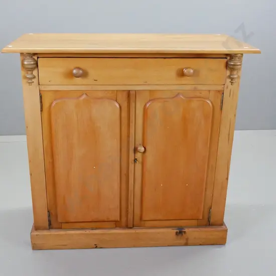 Colonial rimu and kauri dresser with single drawer, 2 shield-shaped cupboard doors, on plinth base H-920 W-980 D-460