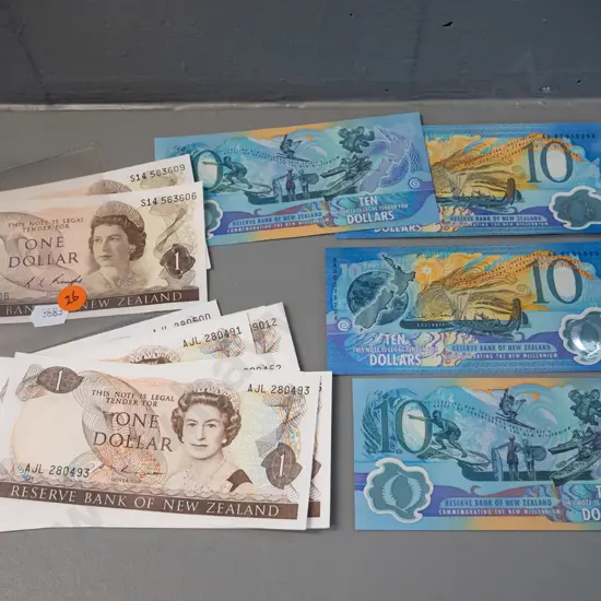 New Zealand bank notes including 4 Millennium $10 and 15 assorted $1 notes