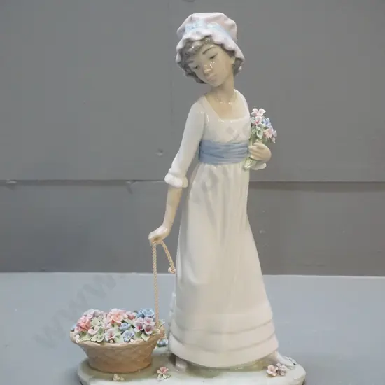 Lladro figurine - woman with flowers - H-300