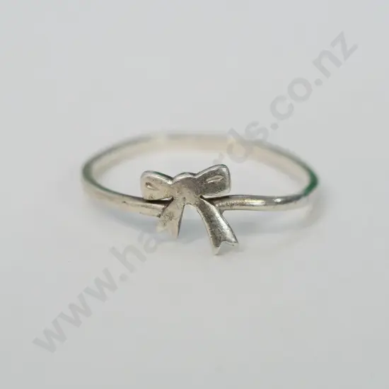 silver ring with bow stamped 925